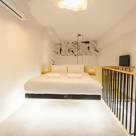 Appartamento Guernica Luxury Duplex - Location, Light, And Art Madrid Esterno foto
